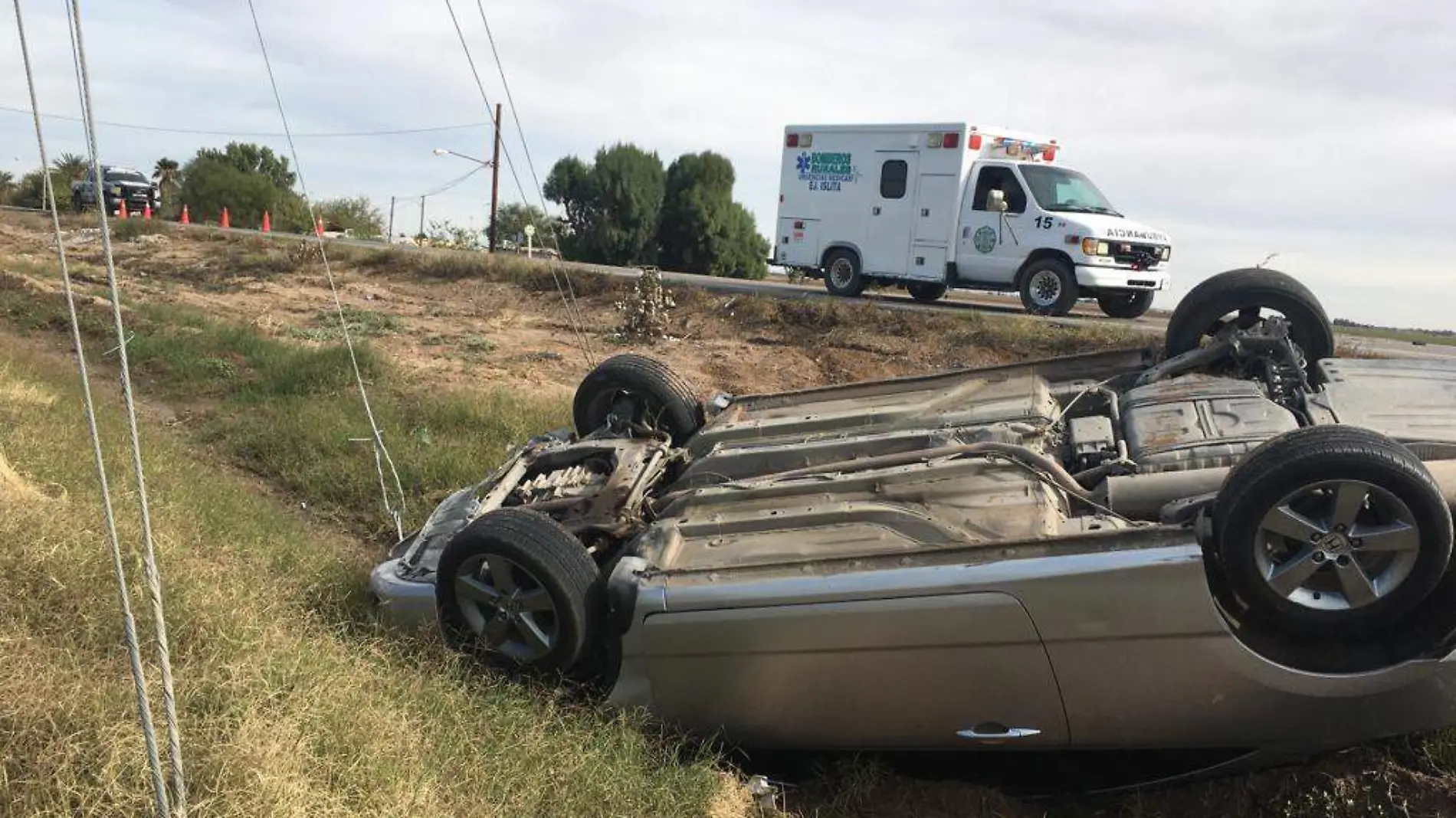 Dos niños solo resultaron con leves golpes en el cuerpo, a causa de que el automóvil en el que viajaban, volcó tras ser chocado por alcance